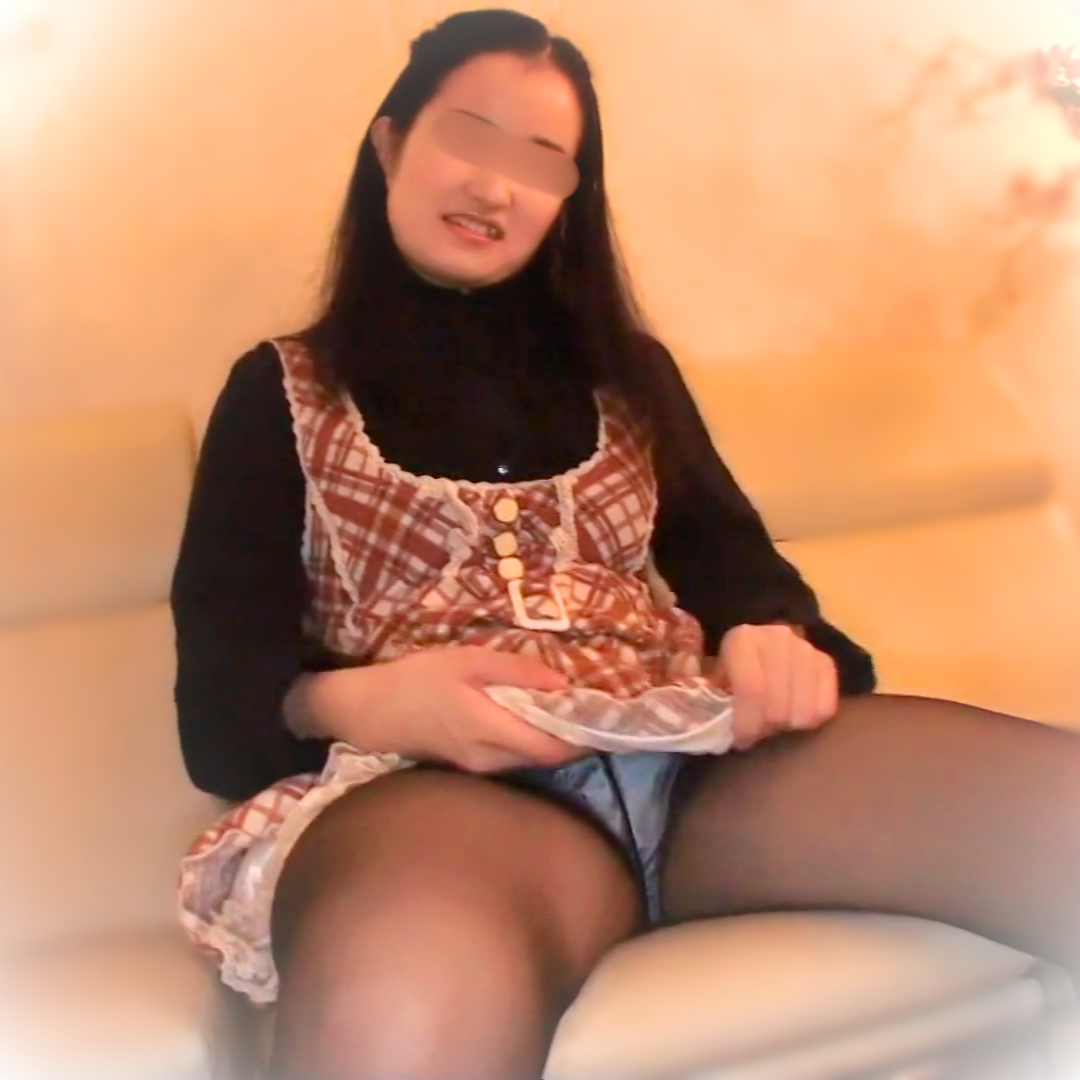 FC2-PPV-4984668 ※先着980pt　彼氏いない歴＝年齢の１９歳。陰キャ女子の黒タイツでチンポしごかせて背徳絶頂【素人/顔出し】