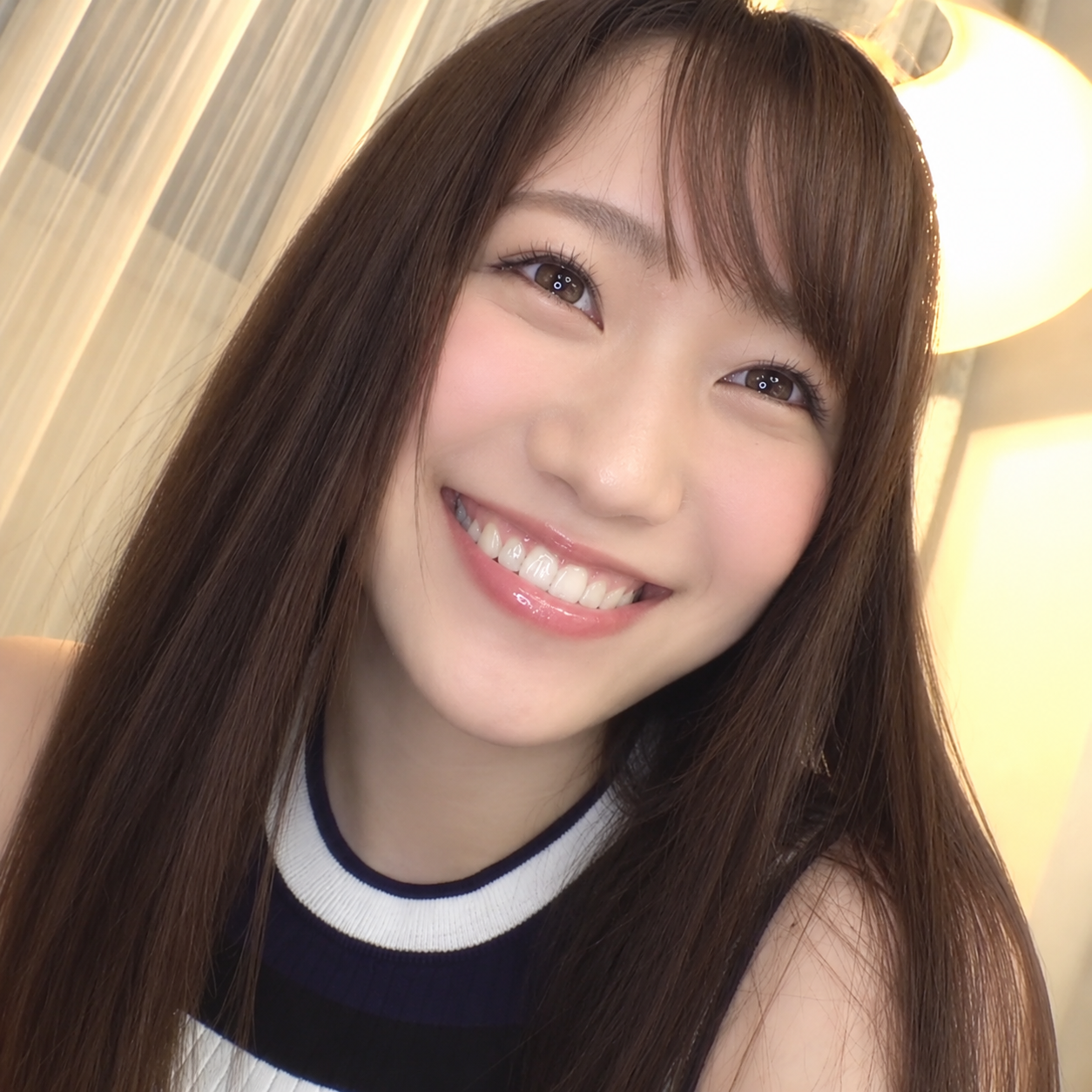 FC2-PPV-4985407 【太陽のような笑顔の元気】天真爛漫でいつも周囲を明るくしてくれる彼女（21歳・Cカップ）が、旅先の開放的なホテルで甘えモード全開になり、とろけるような密着交合で乱れまくるプライベート旅行映像