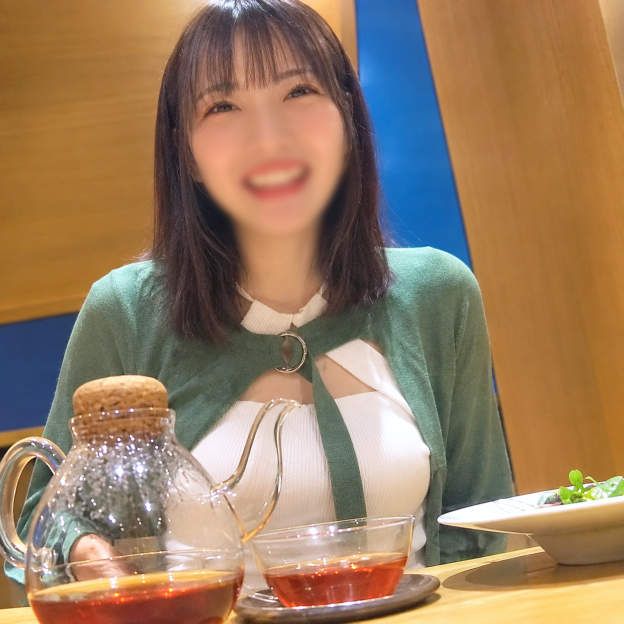 FC2-PPV-4987046 たった2カ月の交際で結婚した23歳新妻。 結婚からいきなり同棲で生活が合わないのと、旦那の不倫が発覚して遊ぶことを決意。他人棒なのに生挿入をせがむメス。